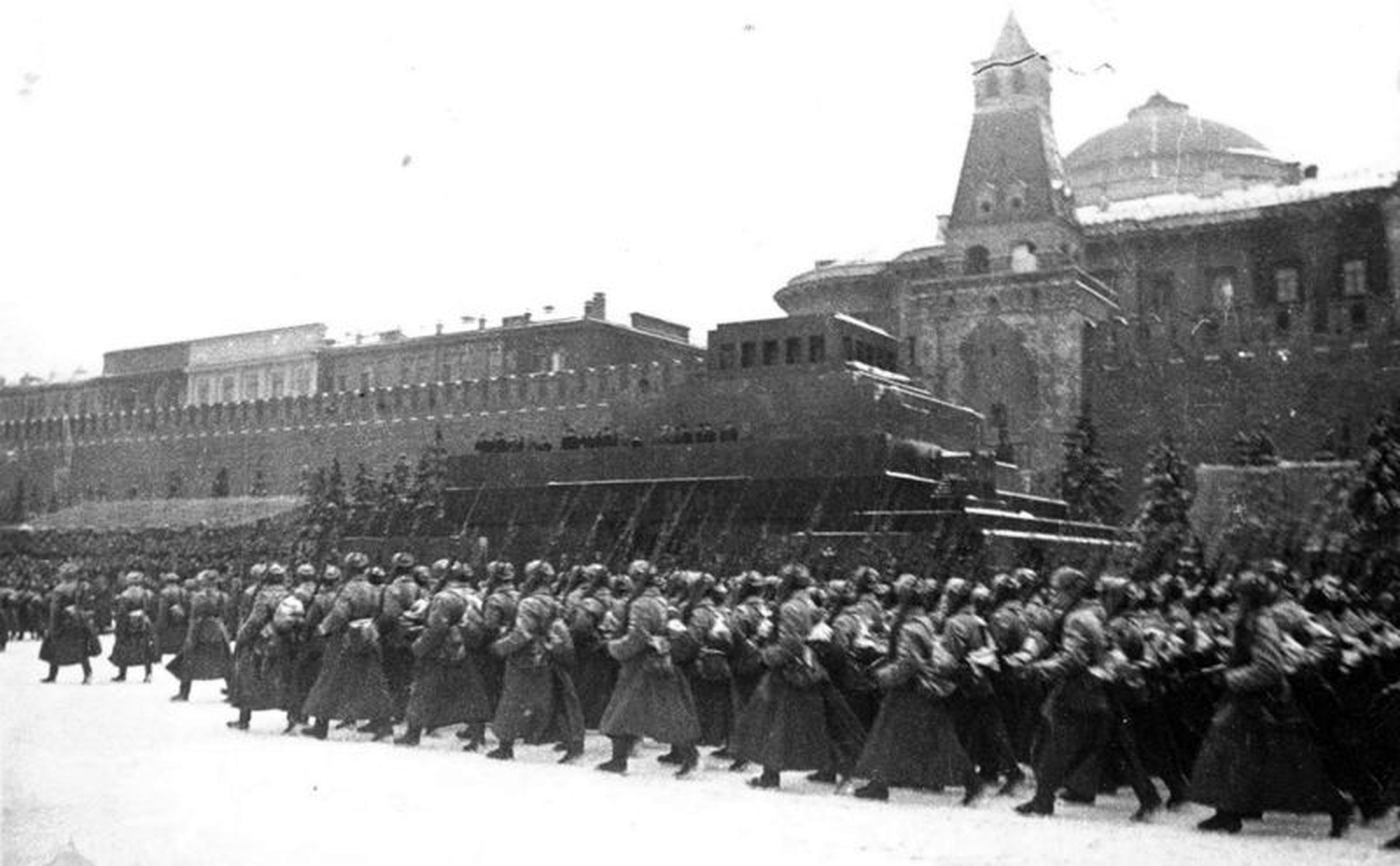 Где проходил парад в ноябре 1941. Парад 7 ноября 1941. Парад 1941 года на красной площади. Парад советских войск 7 ноября 1941 года на красной площади. Военный парад на красной площади 7 ноября 1941 г.